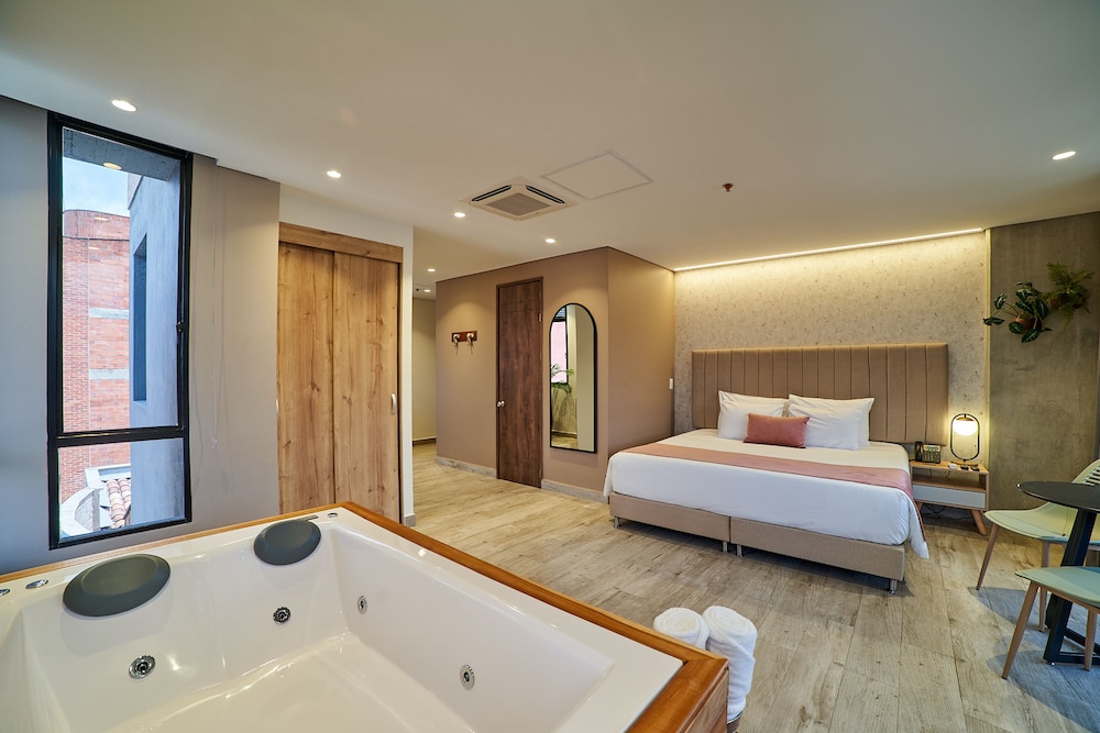 Tower, Superior, Studio, Suite, Hot Tub، Eutopiq Hotel 4/8