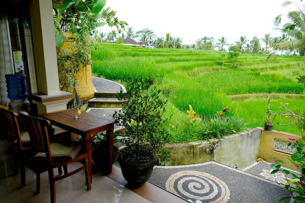 Dukuh Village Homestay & Villas 61/72