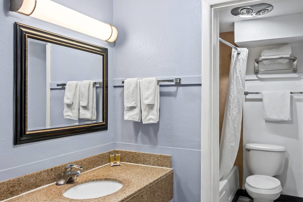 Travelodge by Wyndham Las Vegas NM 31/35