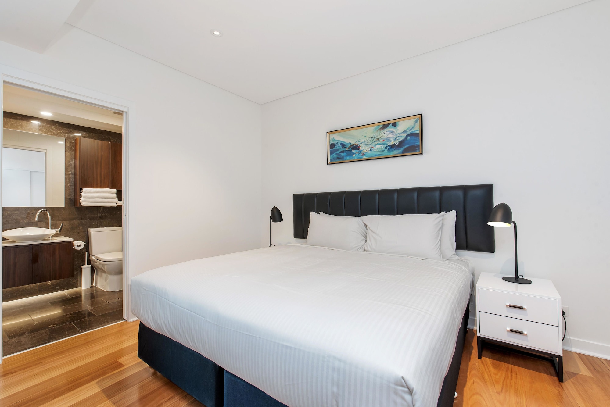 2 Bedrooms, Sky High, Compact, Apartment, 1 King and 1 Single Beds