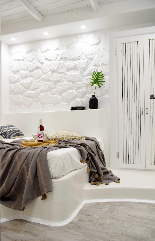 Emery Boutique Apartments 42/50