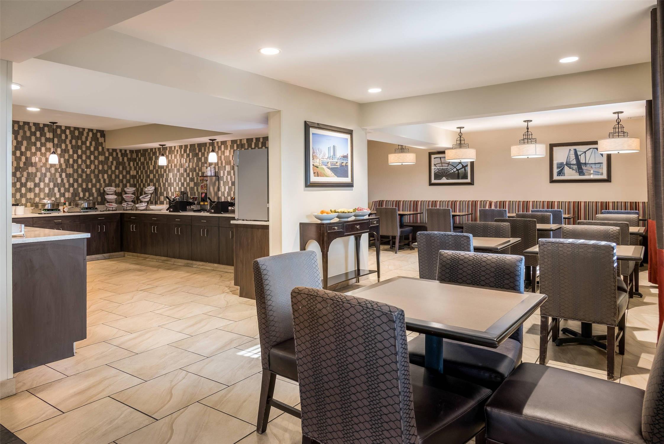 Country Inn & Suites by Radisson, Grandville-Grand Rapids West, MI 14/19