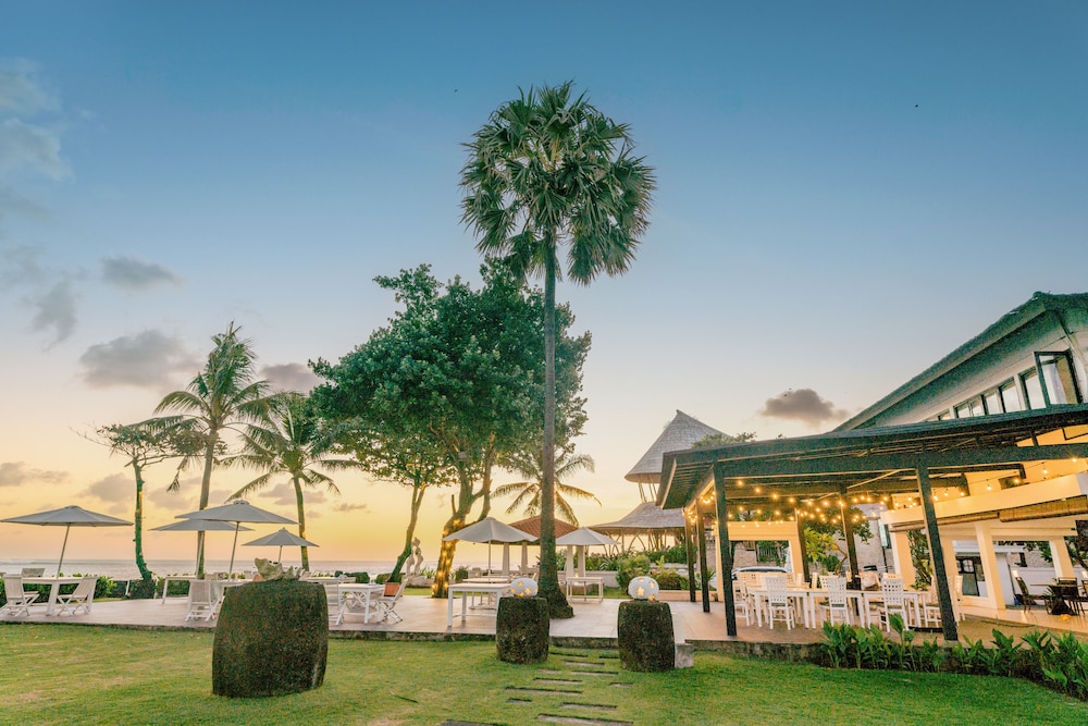 Legong Keraton Beach Hotel 68/70