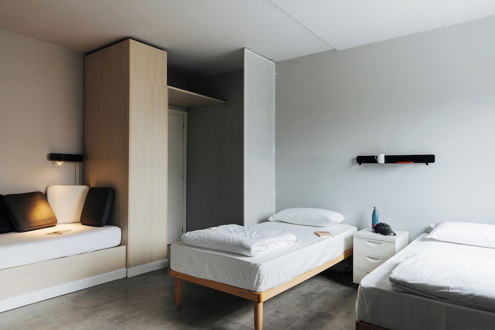 ROOM, TRIPLE, PRIVATE BATHROOM