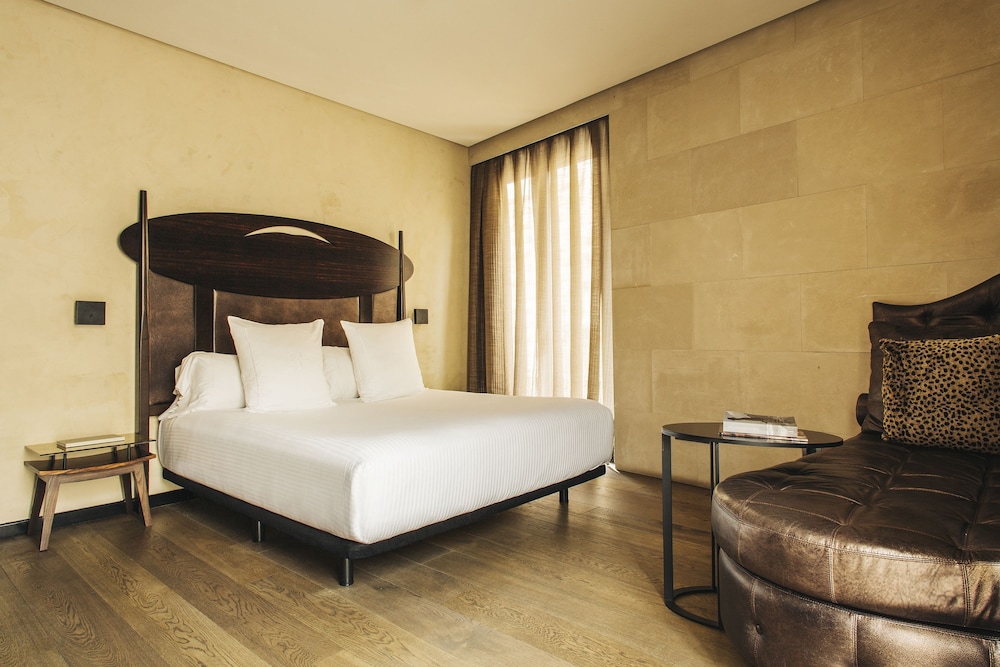 DELUXE, DOUBLE BED