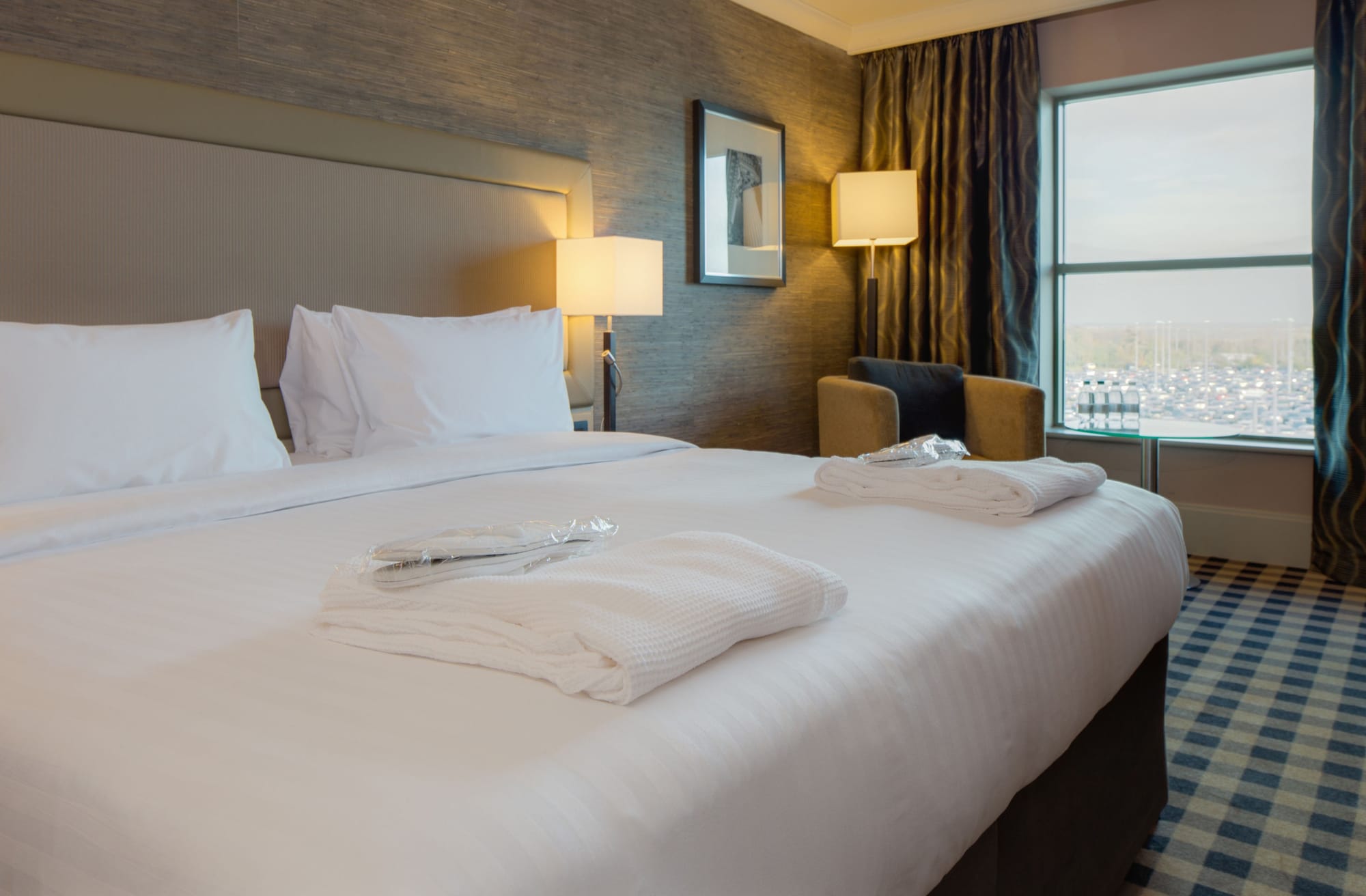 DELUXE, KING BED