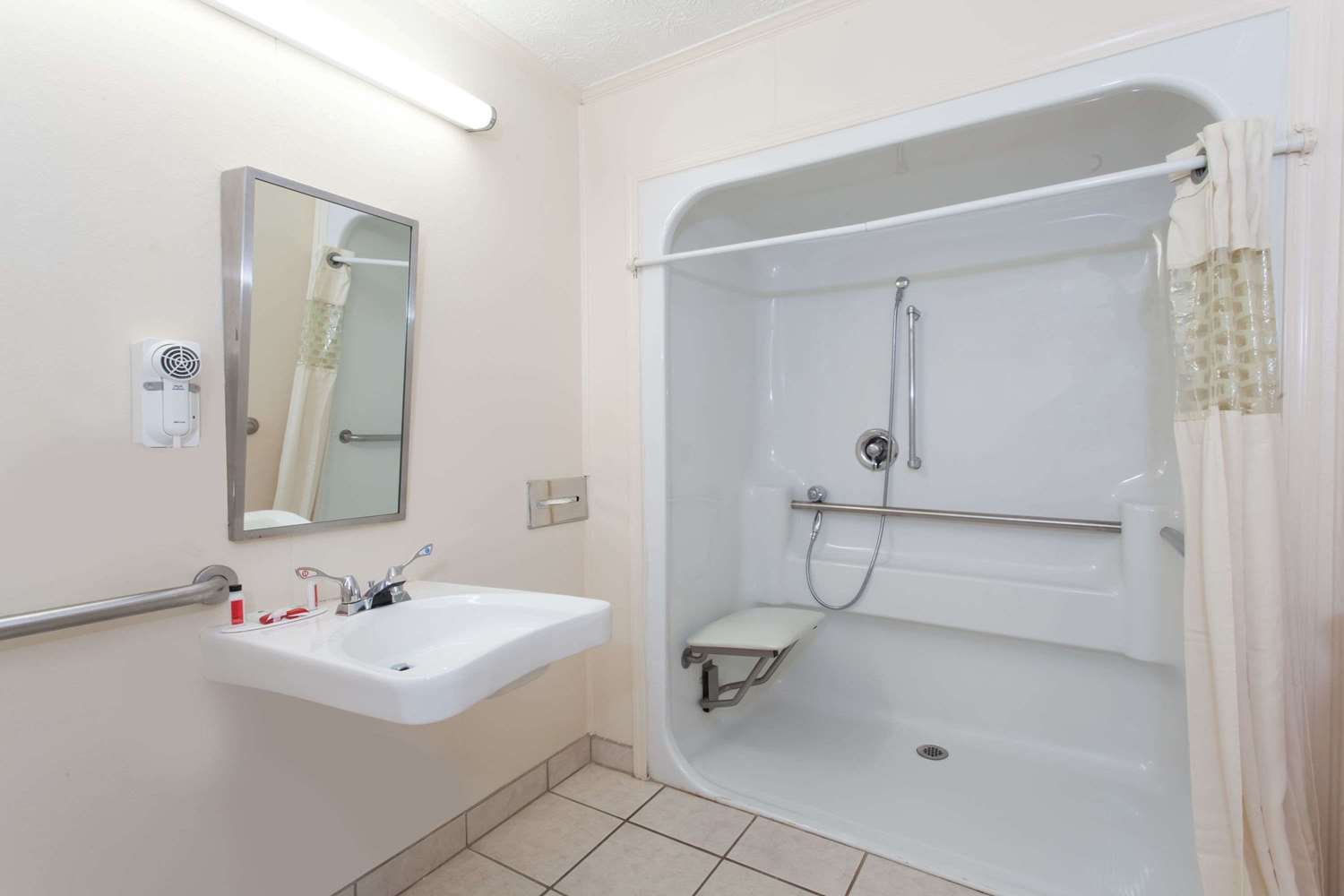 Super 8 By Wyndham Syracuse East 13/13