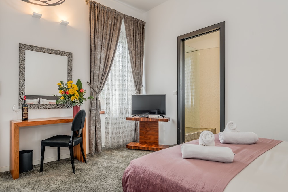 Starlight Luxury Suites 21/40