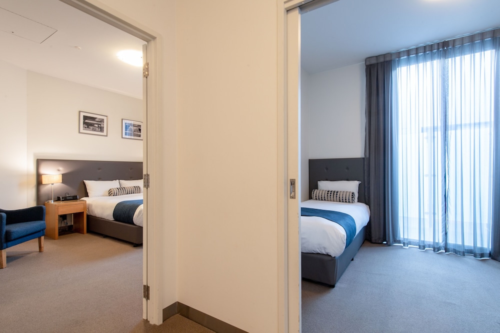 MAWSON LAKES HOTEL 18/64