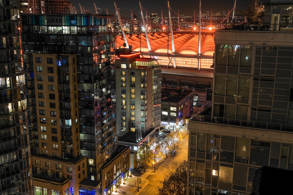 Rosedale On Robson Suite Hotel 9/45