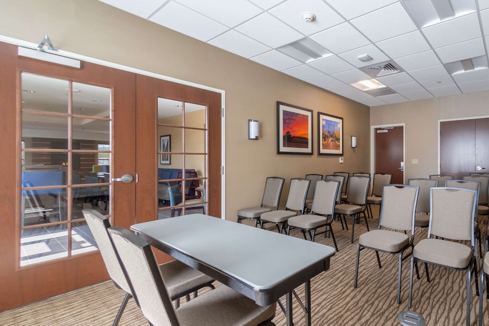 Comfort Inn & Suites - Harrisburg Airport - Hershey South 34/48