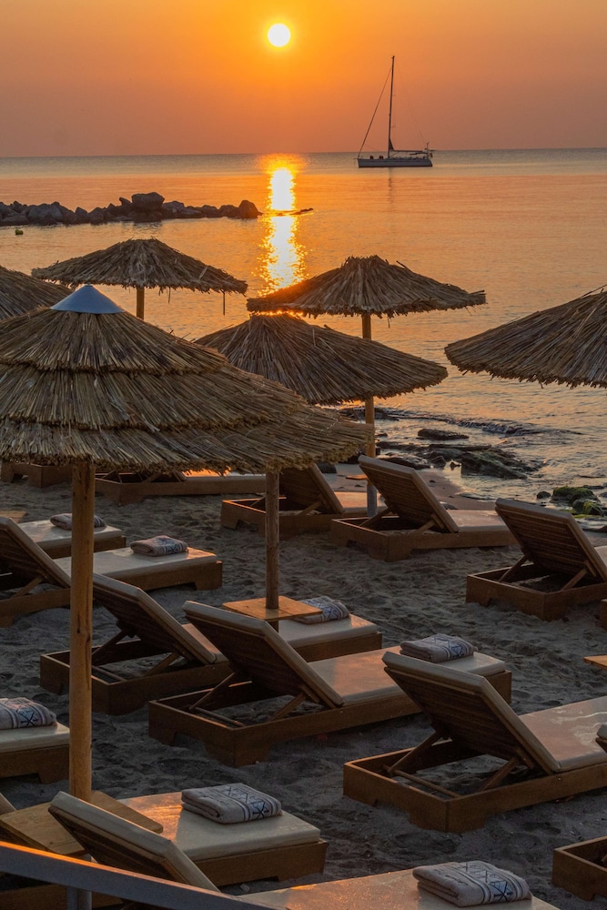 Cabana Blu Hotel and Suites 83/89