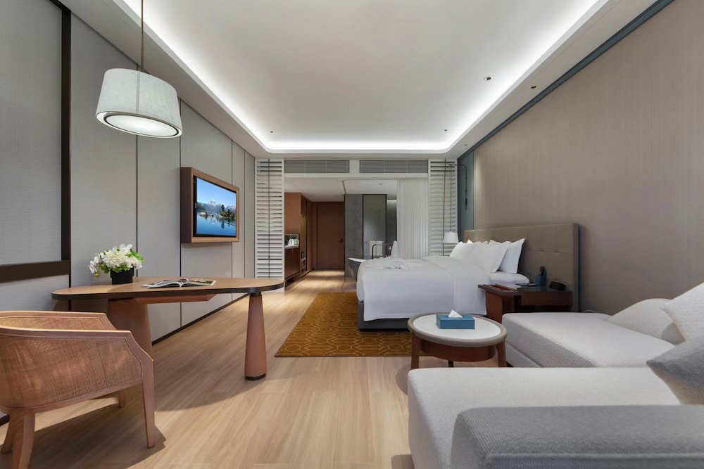 Deluxe, King Bed, South Building