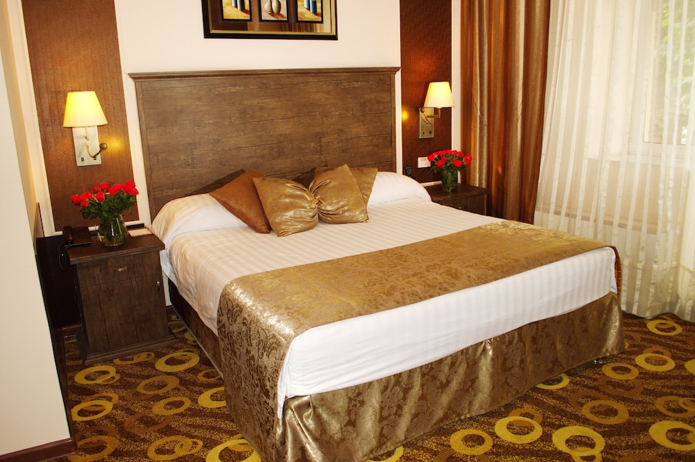 IMPERIAL PALACE HOTEL 27/73