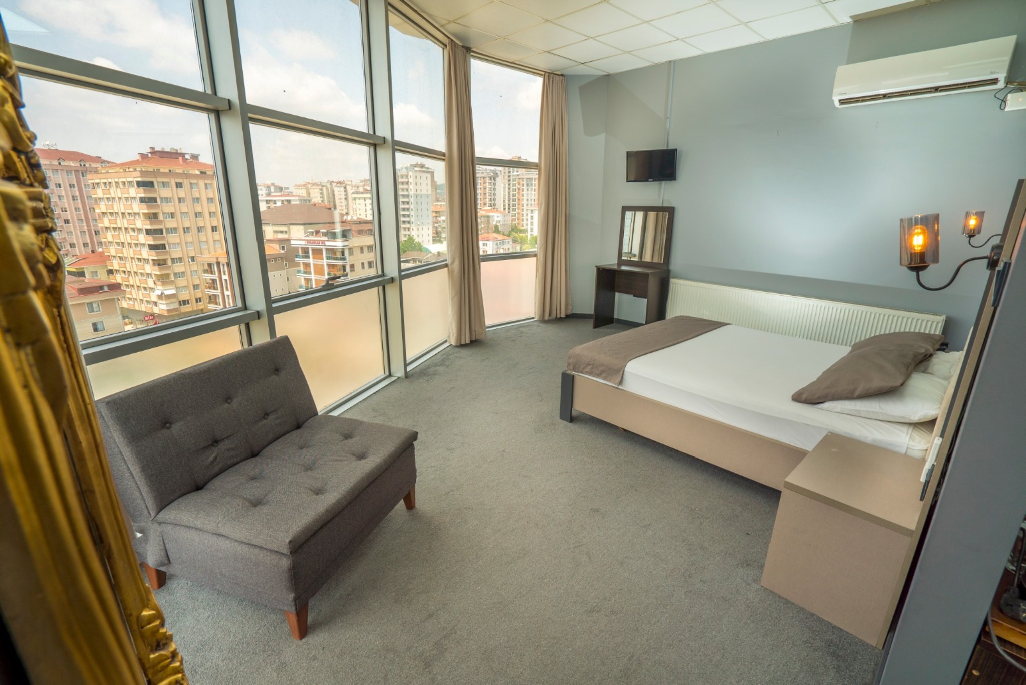 216 Palace Suite 8/19