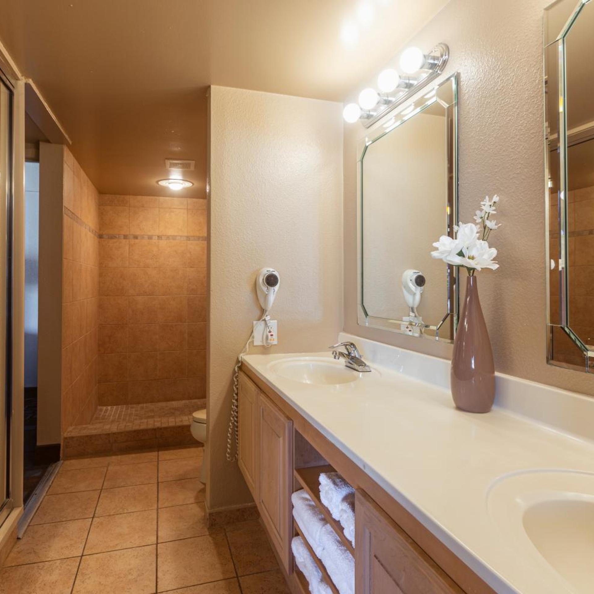 Pointe, Suite, 2 Queen Beds, High Floor، The Nautical Beachfront Resort 3/3