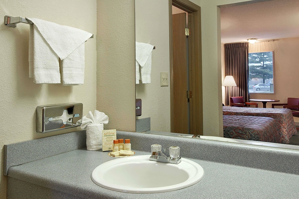 Days Inn By Wyndham Indianapolis East Post Road 24/54