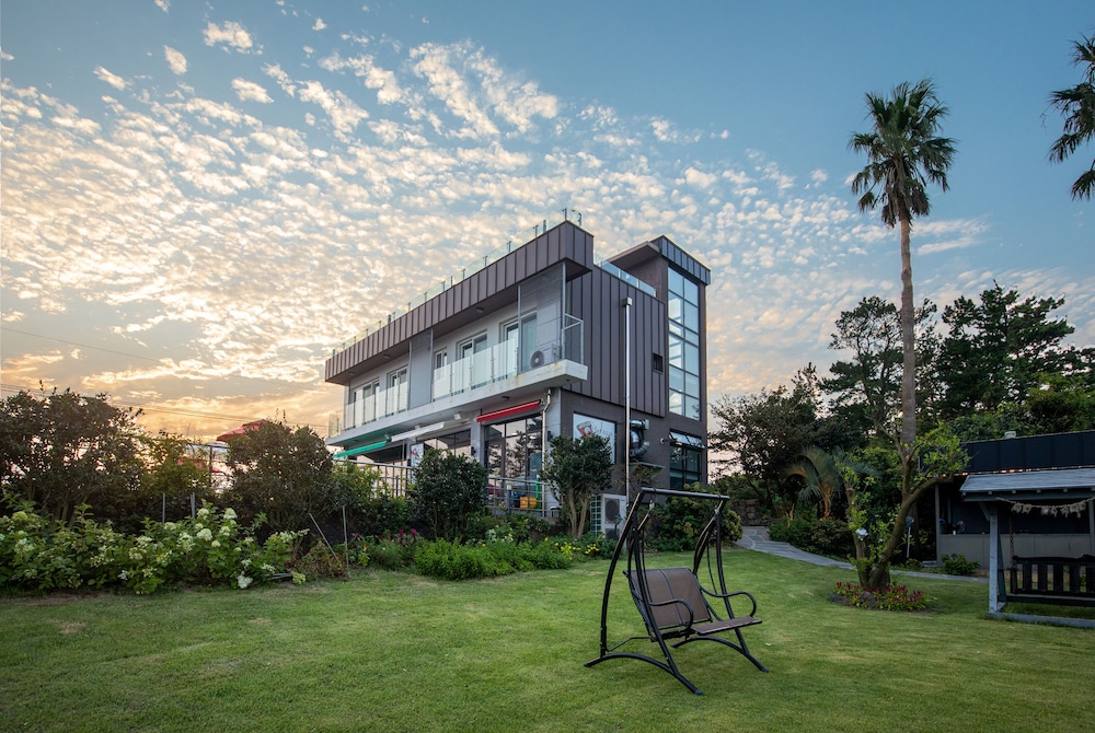 The Bay Resort 2/50