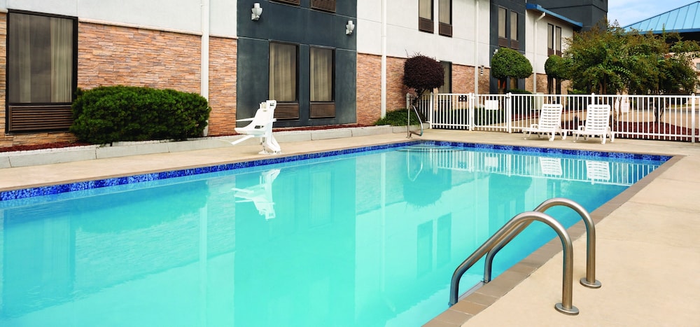 Hometown Hotel Bryant 3/33