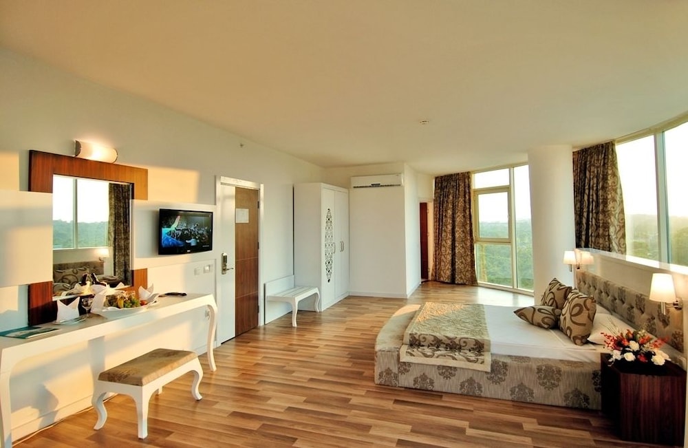 Berry Blue Hotel 80/95