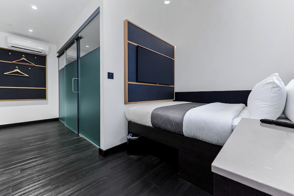Room, Queen Bed, No Window, Accessible