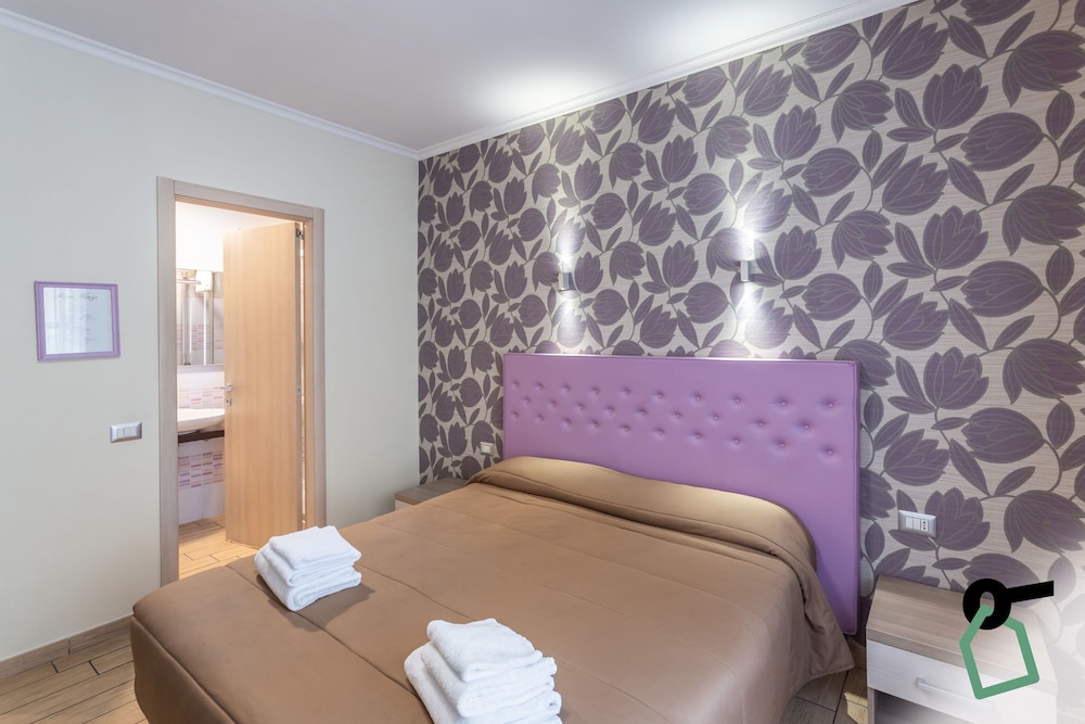 ROOM, DOUBLE BED