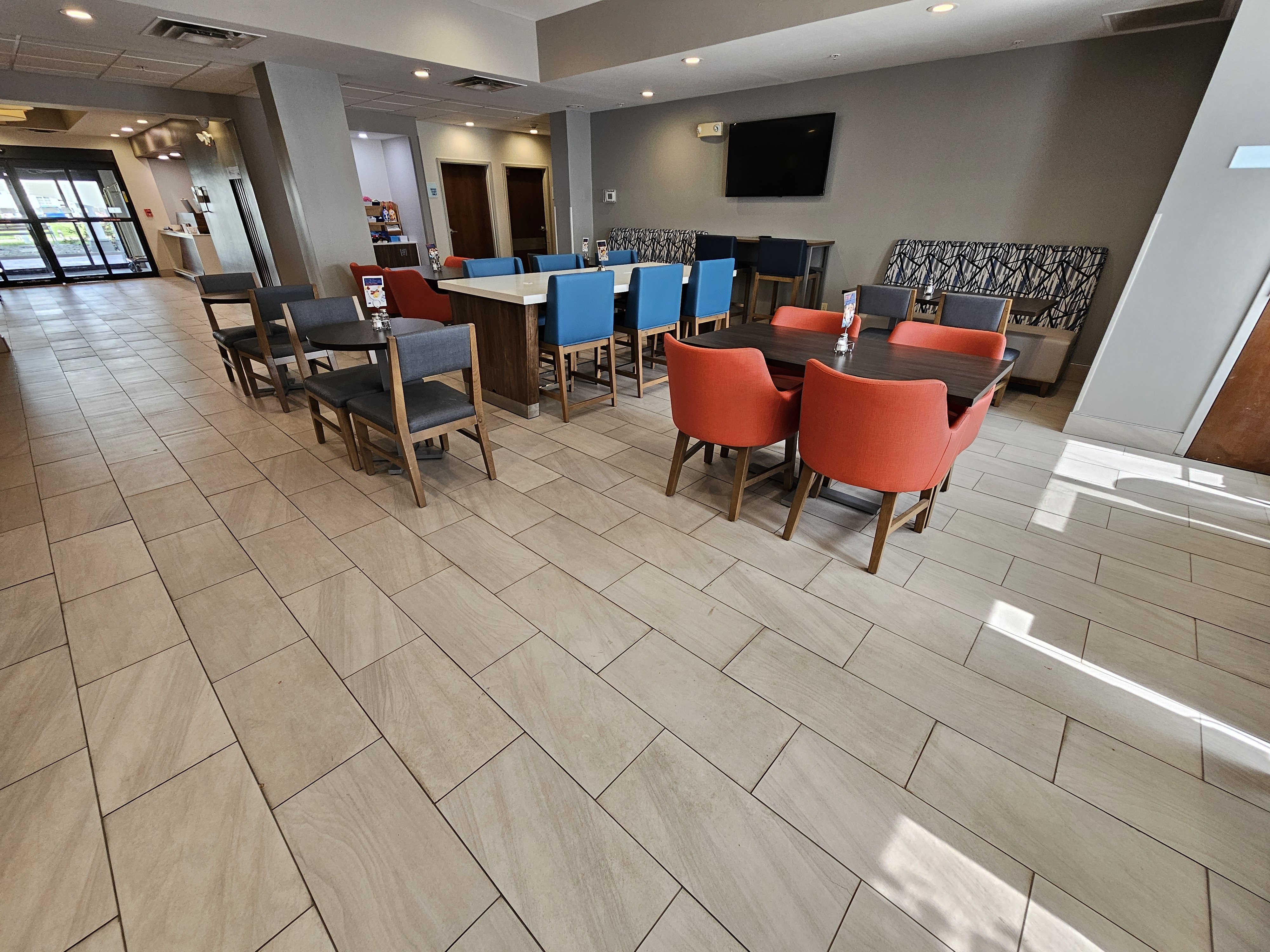 Holiday Inn Express Hotel & Suites Cincinnati-Blue Ash 64/72