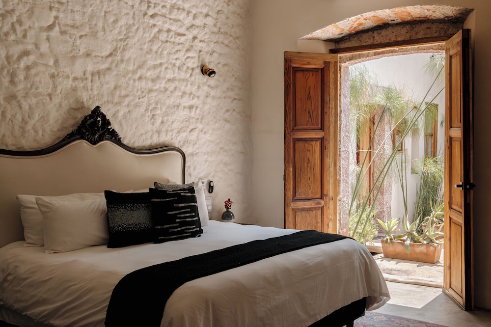 MASTER, SUITE, KING BED