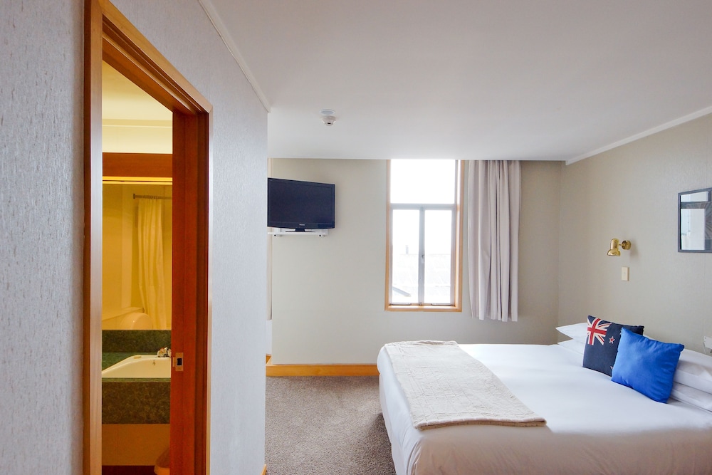 THE GROSVENOR 42/83