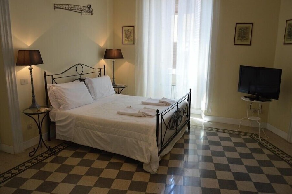EXECUTIVE, SUITE