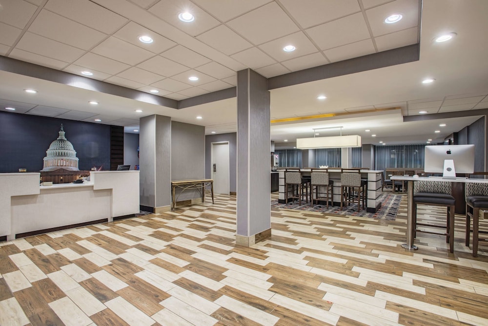 La Quinta Inn & Suites by Wyndham DC Metro Capital Beltway 30/55