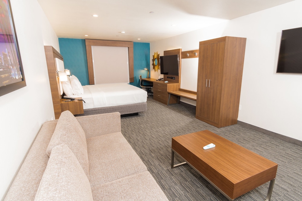 Holiday Inn Express Hollywood Walk of Fame An Ihg Hotel 32/65