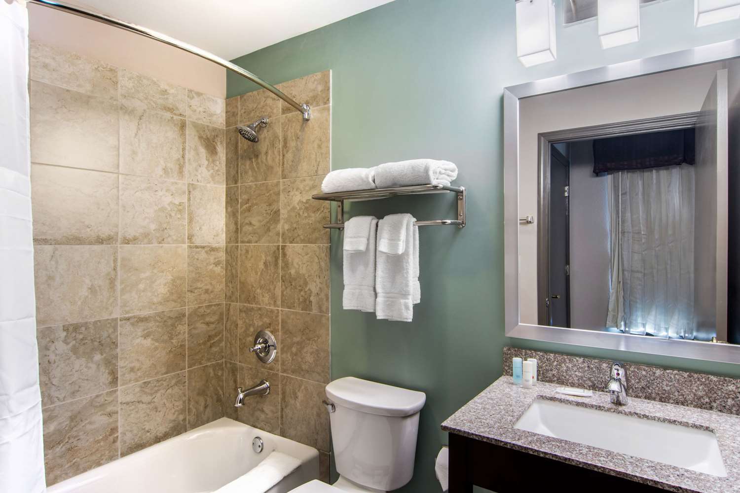 غرفة بسرير كينج، Clarion Inn & Suites Atlanta Downtown 3/3