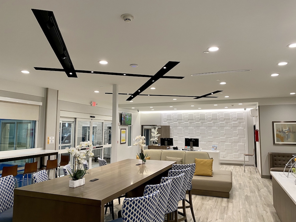 Days Inn & Suites By Wyndham Beaumont West / I-10 & Walden 6/47