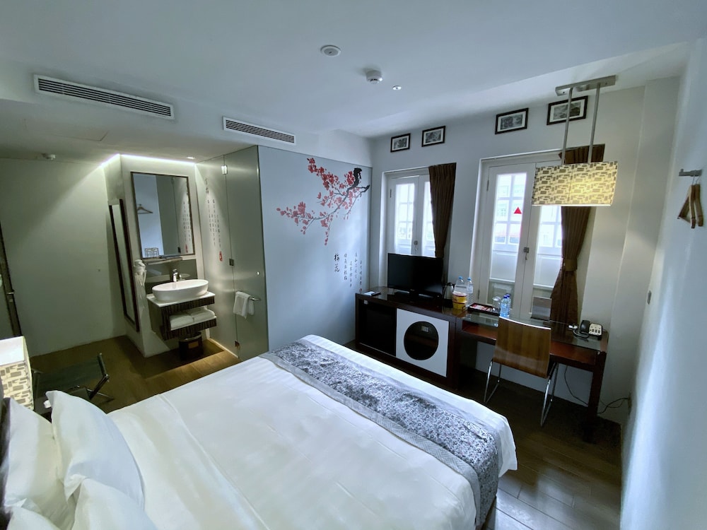 Bliss Hotel Singapore 24/75