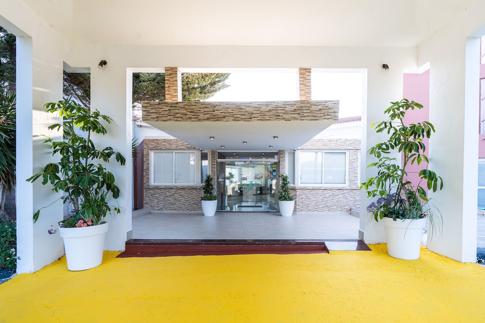 Adelais Bay Hotel 8/50