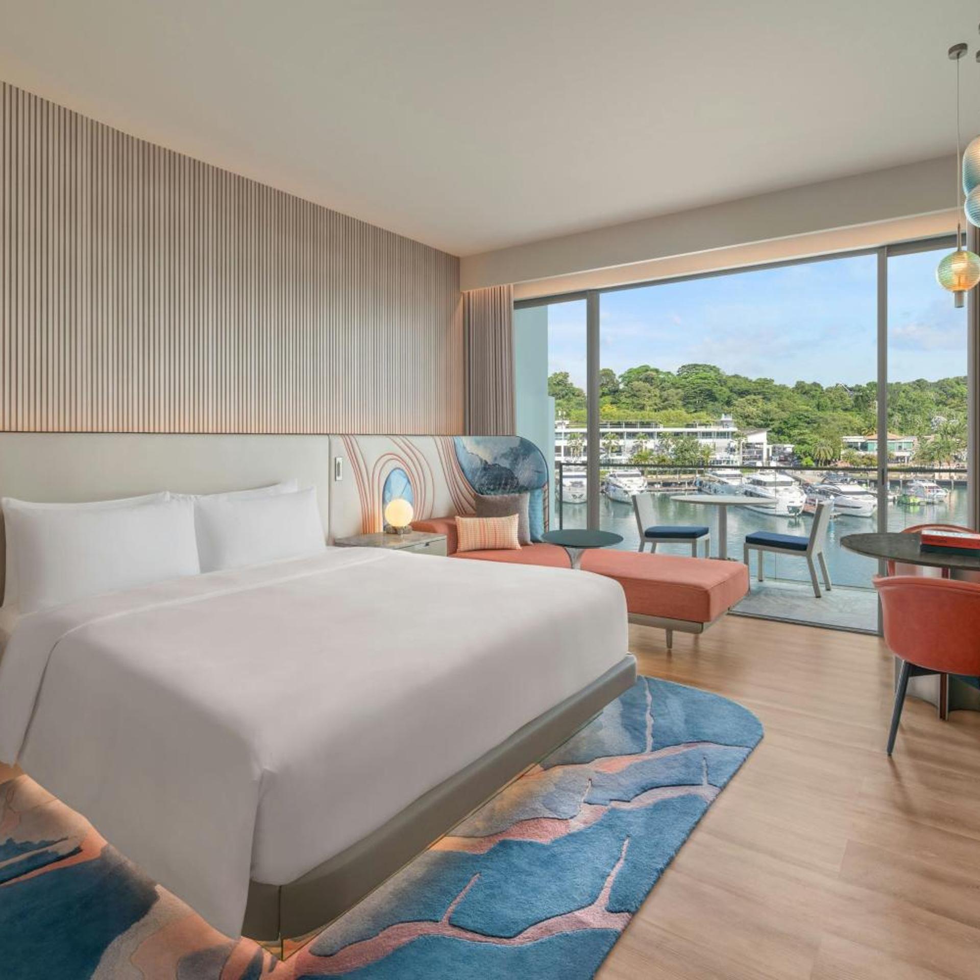 غرفة بريميير بسرير كينج بإطلالة على المرسى بشرفة، W Singapore Sentosa Cove 3/7