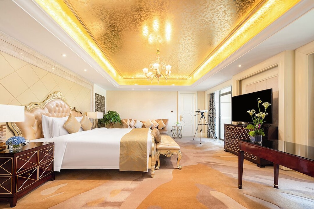 VIP, SUITE, KING BED, LARGE