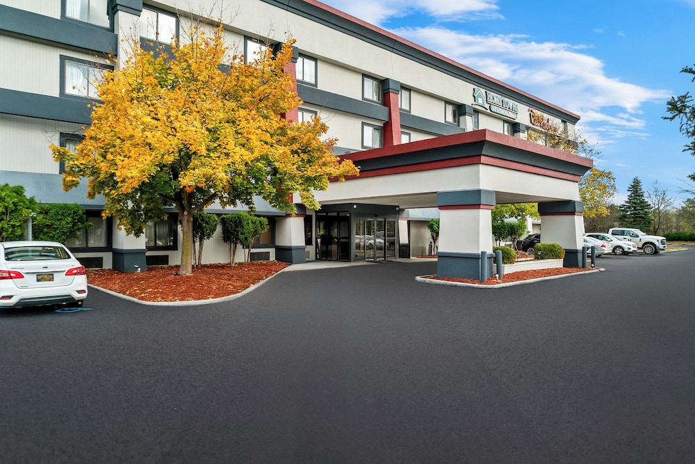 HomeTowne Studios by Red Roof Flint 46/50