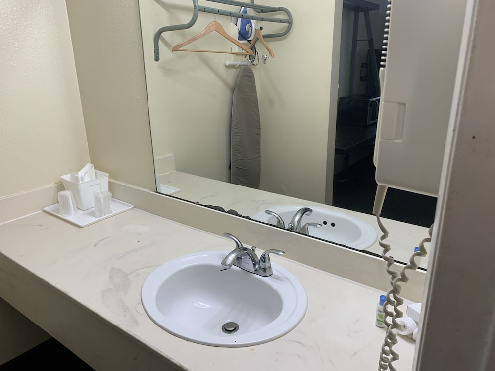 Americas Best Value Inn & Suites Melbourne 26/26