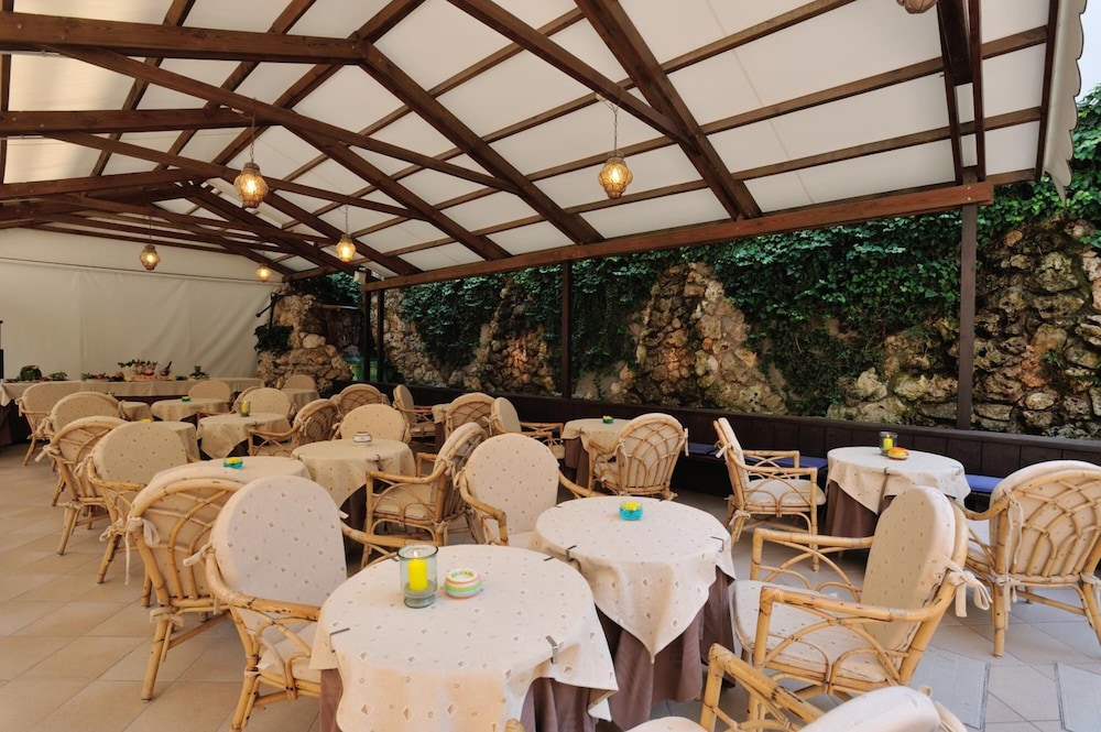 restaurant cafeteria