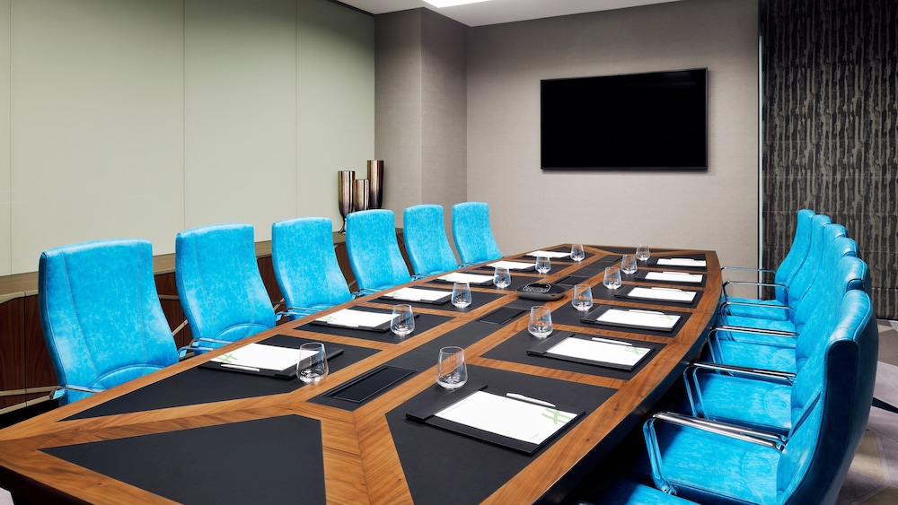 Holiday Inn Dubai Al Maktoum Airport 66/82