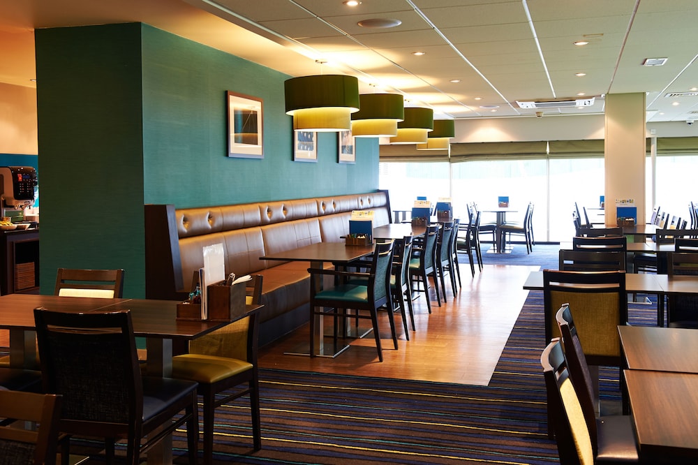 Holiday Inn Express Manchester Airport 52/74