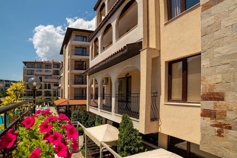Aparthotel Rose Village 61/65