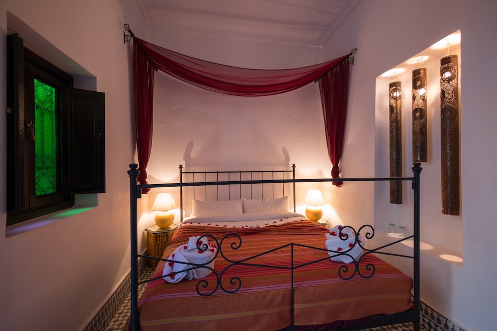 ROOM, DOUBLE BED