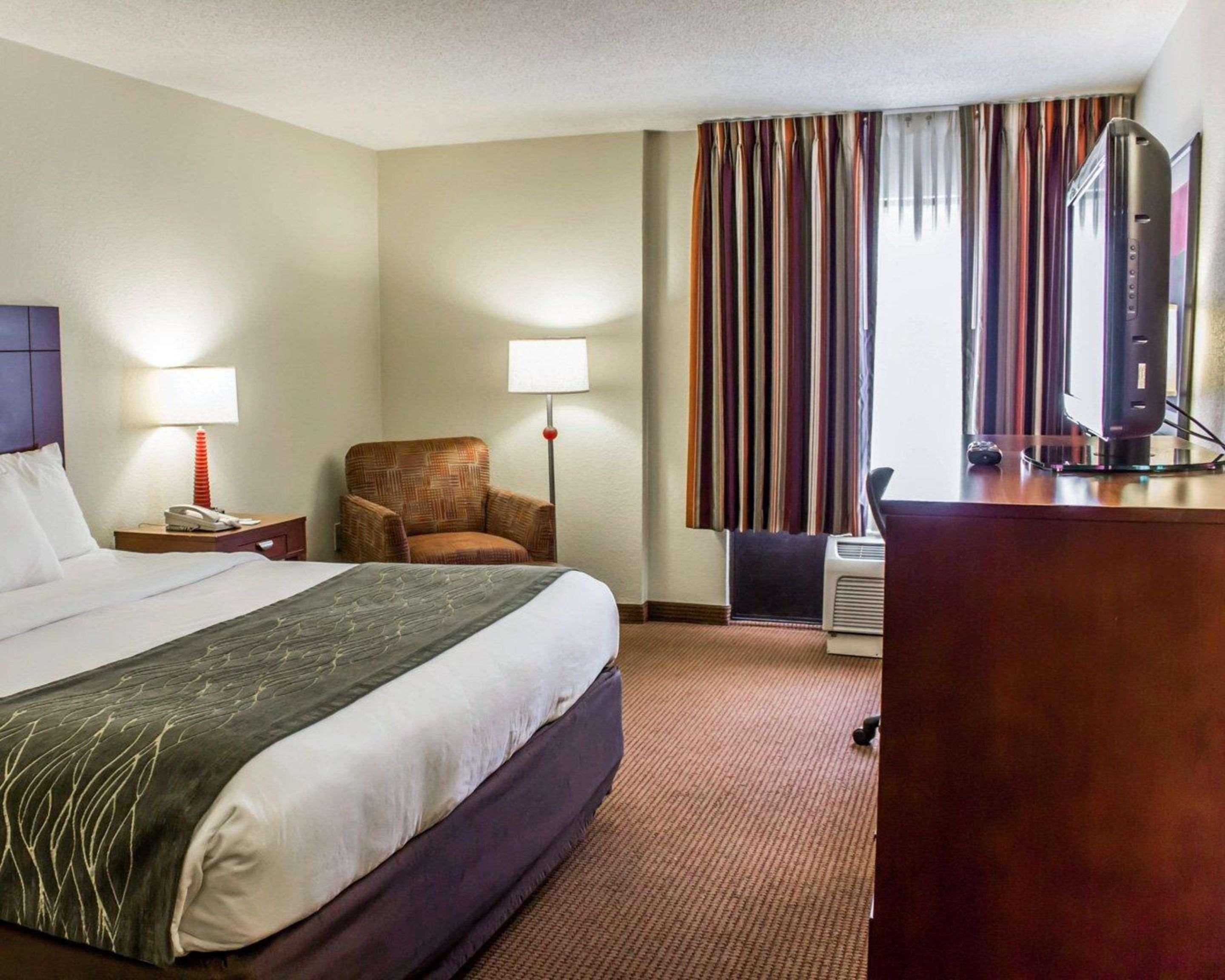 ROOM, KING BED