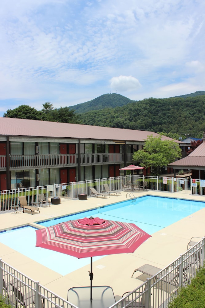 GREAT SMOKIES INN CHEROKEE 10/36