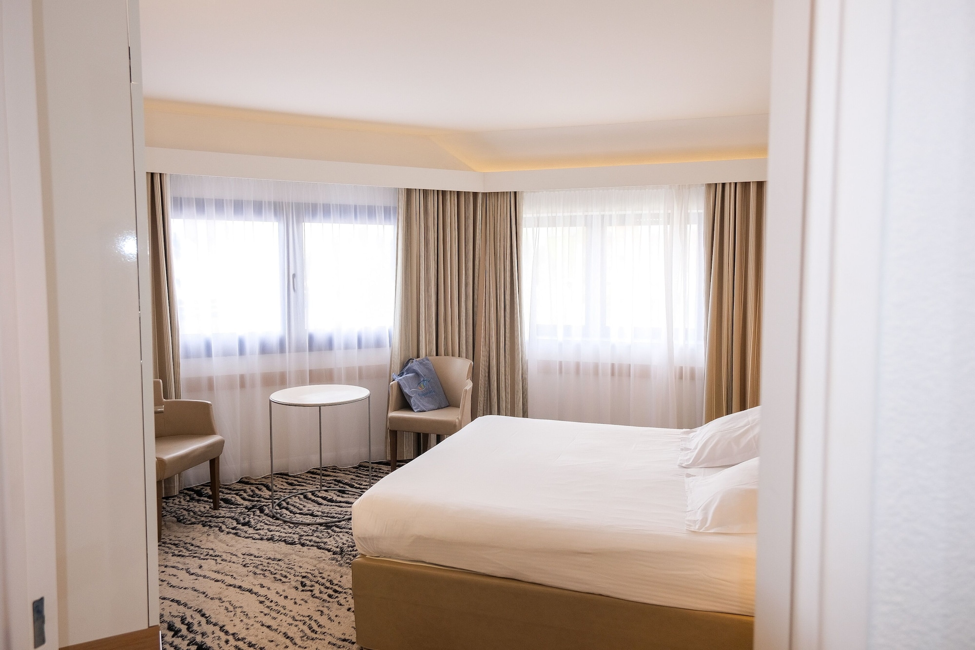 Suite, Queen Bed, Sea View, Sofa, Pool Access