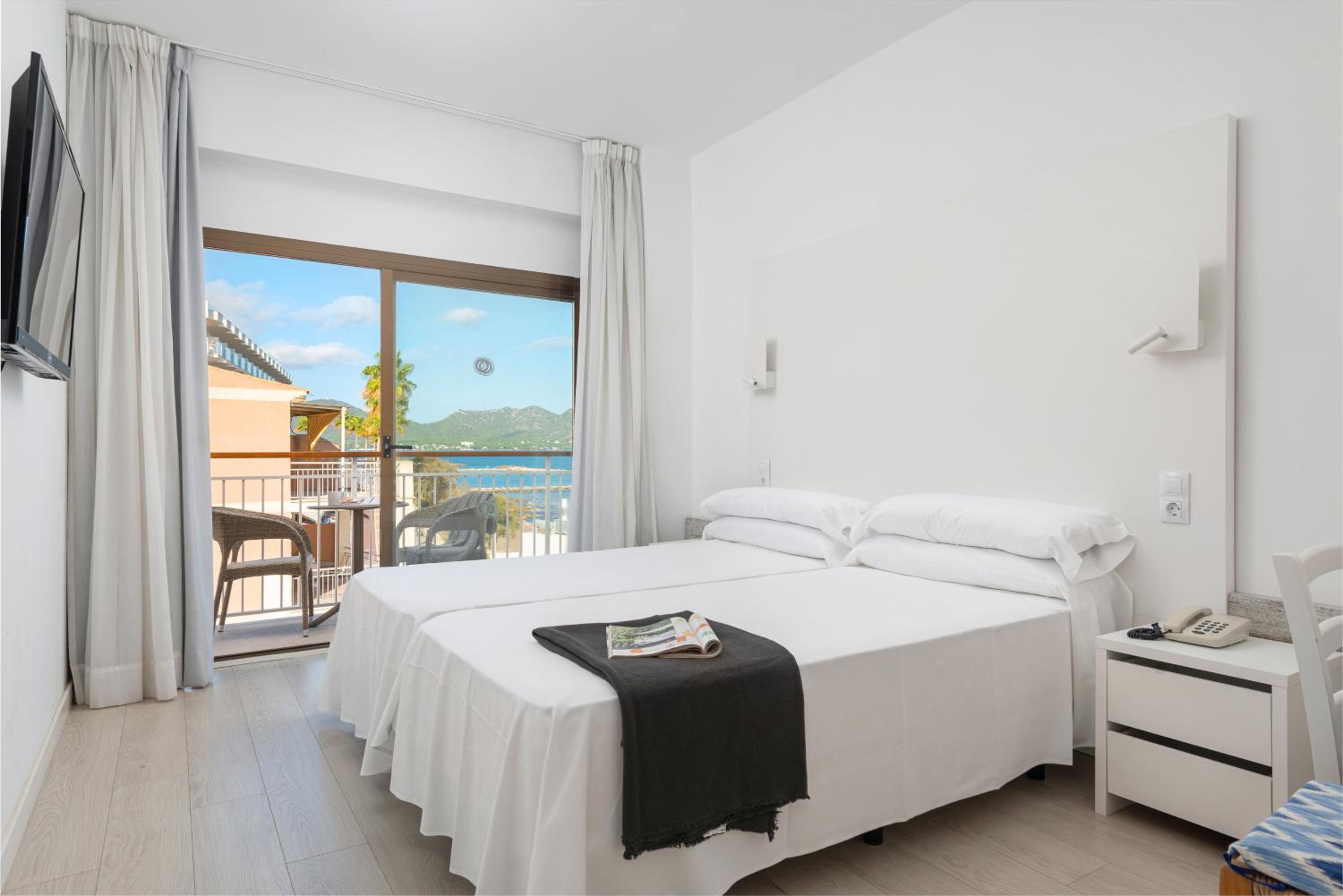 Room, Twin Beds, Lateral Side Sea View