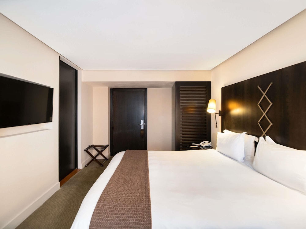 SUPERIOR, QUEEN BED, CITY VIEW